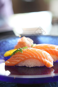 沙门寿司美食餐厅小吃美味食物木头寿司鱼片盘子海藻图片