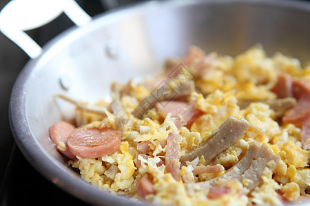 带热锅的炸鸡蛋盘子美食平底锅润滑脂煎锅食物营养香肠猪肉烹饪图片