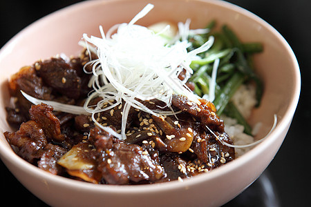 玉登 日本牛肉饭碗粮食烹饪盘子鱼片盒子筷子洋葱白色食物谷物图片