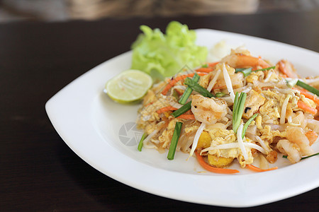 泰国食用泥薯炸面条和虾市场小吃蔬菜午餐面条烹饪盘子美食豆芽花生图片
