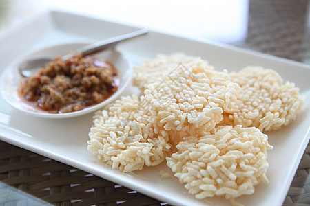 泰国大米炒饭和猪肉辣酱美食主菜锅巴用餐小吃餐厅烹饪蔬菜晚餐脆皮背景图片