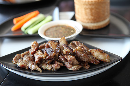 烤猪肉加粘糊饭烧烤美食午餐炙烤烹饪白色牛肉食物盘子餐厅图片