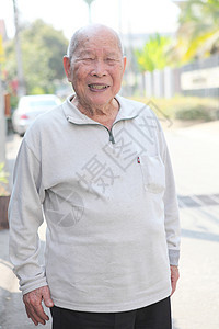 亚洲老人人员男人长老公民人士商务老化父亲退休男性图片