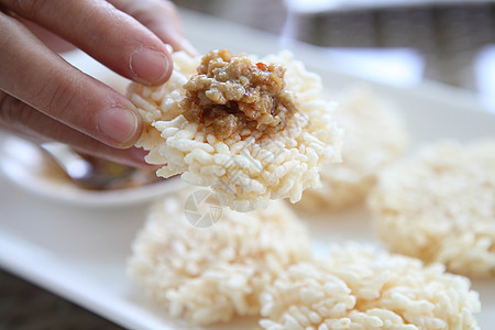 泰国大米炒饭和猪肉辣酱用餐主菜宏观蔬菜盘子味道饮食晚餐食物午餐图片