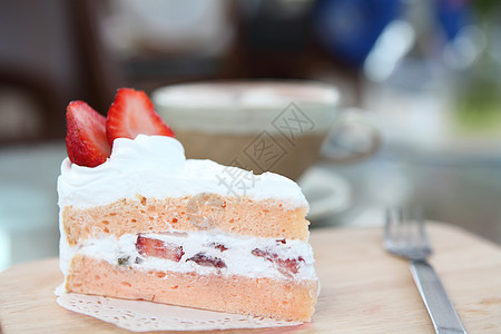 木上草莓蛋糕水果小吃巧克力薄荷盘子文化蛋糕浆果糕点奶油图片