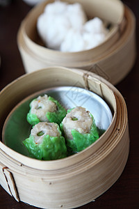 Yumcha 竹船的薄和饺子油炸饮茶美食大豆点心午餐蔬菜小吃盘子图片