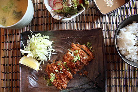 炒猪头松美食油炸蔬菜午餐布塔白色筷子餐厅食物图片