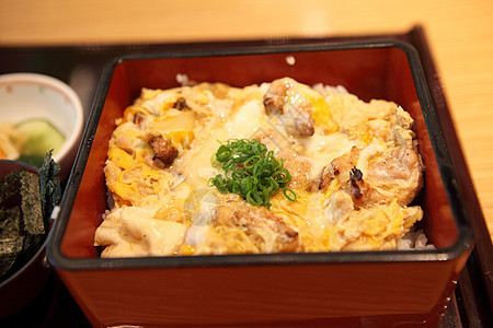炒饭烤猪肉筷子食物白色美食布塔蔬菜油炸午餐餐厅图片