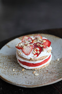 顶层蛋糕上的西瓜草莓甜点香草白色馅饼浆果奶油文化美食面包盘子图片