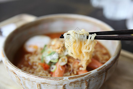 鸡蛋熏面条白色搅拌绿色筷子美食午餐红色餐厅食物杯子图片