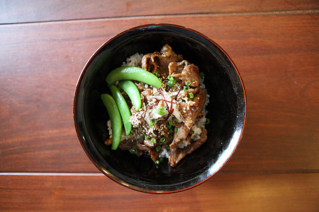 猪肉碗胡椒红色蔬菜盘子布塔绿色美食木头午餐牛肉图片