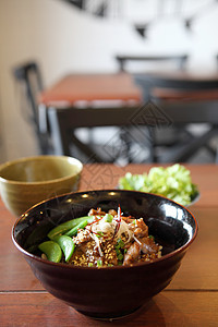 猪肉碗牛肉布塔绿色盘子木头午餐胡椒红色美食蔬菜图片