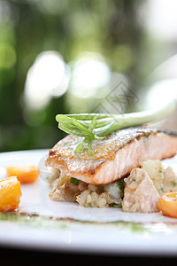 Grilled 鲑鱼牛排美食蔬菜食物烧烤午餐鱼片白色海鲜草本植物炙烤图片