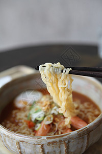 鸡蛋熏面条绿色美食午餐筷子食物搅拌杯子红色餐厅白色图片