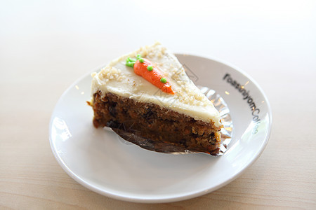 胡萝卜蛋糕甜点核桃蔬菜食物棕色美食烹饪奶油盘子木板图片