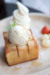 法式吐司加冰淇淋和水果蜂蜜香草小吃覆盆子早餐甜点美食黄油焦糖糖浆图片