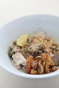 热辣的泰国面条汤餐厅盘子胡椒烹饪营养食物洋葱午餐美食饮食图片