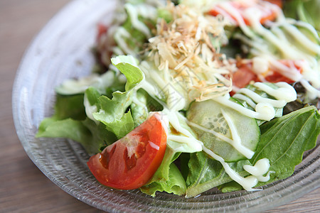 沙拉在封闭的沙拉中饮食食物盘子瓶子美食午餐餐厅熏肉叶子蔬菜图片