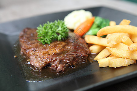 牛肉牛排草药香料奶牛木头烧烤食物迷迭香鱼片胡椒牛肉图片