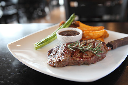 牛肉牛排牛肉肋眼香料木头迷迭香鱼片炙烤食物蔬菜胡椒图片