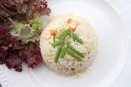 炒饭加猪肉营养午餐食物盘子餐厅烹饪蔬菜香料洋葱棕色图片