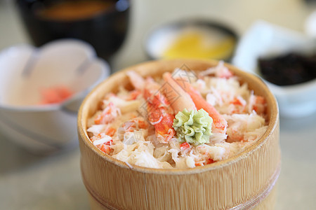 螃蟹在大米上油炸蔬菜烹饪香料食物黄色菜单白色午餐餐厅图片