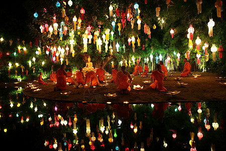 透过许多灯笼在布泽佛像周围冥想节日森林男人狮子游览旅行公园仪式传统文化图片