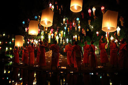 透过许多灯笼在布泽佛像周围冥想崇拜节日男人森林游览展示宗教传统旅行仪式图片