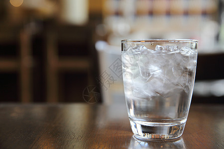 餐厅的水杯杯子酒吧白色水晶口渴饮料液体食物反射图片