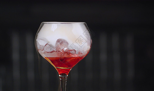 一杯红鸡尾酒加干冰庆典派对夜店男人俱乐部玻璃酒精调酒师艺术化学反应背景图片
