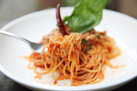 意大利面条 番茄酱和木头上新鲜的烤肉营养草本植物叶子食物桌子午餐盘子美食牛肉蔬菜图片