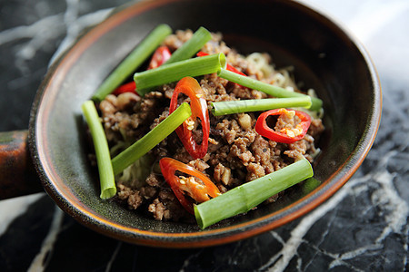 炒猪肉和面条美食辣椒肉丸筷子食物油炸洋葱蔬菜午餐胡椒图片