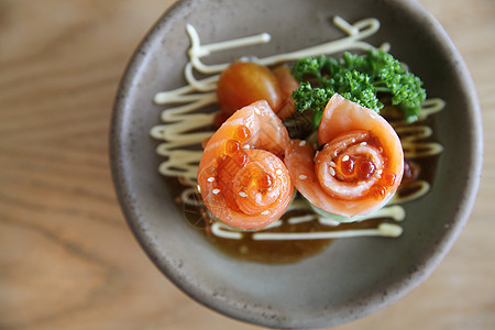 含黄瓜的鲑鱼生西米和木头上的黄瓜筷子美食橙子餐厅盘子食物鱼片寿司海鲜红色图片