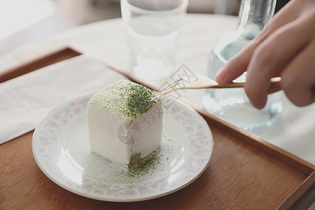 绿色茶叶 Macha蛋糕 日本风格的意大利式甜点奶油早餐粉末盘子面包杯子食物小吃文化美食图片