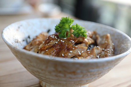 日式日本食品 鸡肉和木本底有米饭的鸡头食物午餐美食沙拉教师烹饪木头炙烤盘子小吃图片