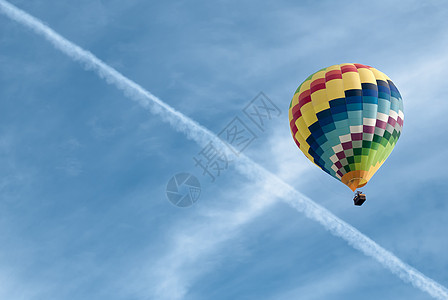 在阴云的天空中弹珠闲暇运输航班多云节日蓝色空气乐趣热气自由图片