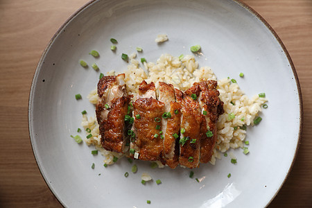 炸米饭和木本的鸡肉桌子美食烹饪盘子蔬菜洋葱餐厅炒饭油炸午餐图片