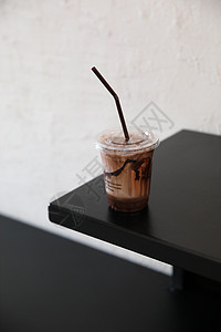 咖啡店的冰巧克力饮料奢华冰镇玻璃饮食食物咖啡液体木头桌子图片