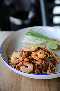 Pad thai 带虾虾的泰国菜面条洋葱蔬菜坚果花生美食猪肉软垫油炸食物图片