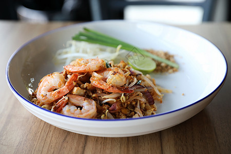 Pad thai 带虾虾的泰国菜美食餐厅午餐食物香葱花生烹饪软垫油炸盘子图片