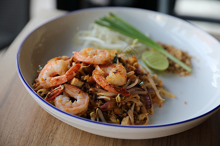 Pad thai 带虾虾的泰国菜午餐猪肉盘子面条食物美食烹饪餐厅油炸香葱图片