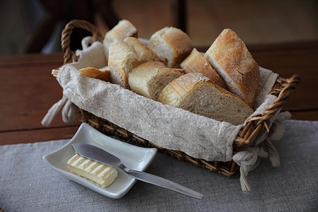 木篮中法国面包袋式面包包 木制背景包子早餐美食谷物小麦桌子营养粮食糕点食物图片
