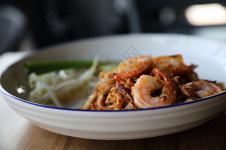 Pad thai 带虾虾的泰国菜花生猪肉烹饪面条软垫食物餐厅洋葱午餐油炸图片