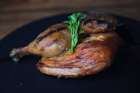 黑盘木本底的灰色鸡肉油炸烧烤胸部食物家禽美食乡村蔬菜土豆木板图片