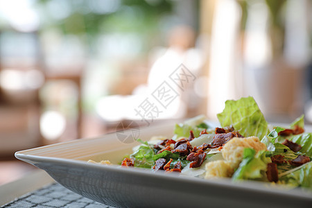 凯撒沙拉 蔬菜加面包培根和奶酪盘子营养午餐美食胸部长叶小吃叶子食物敷料图片
