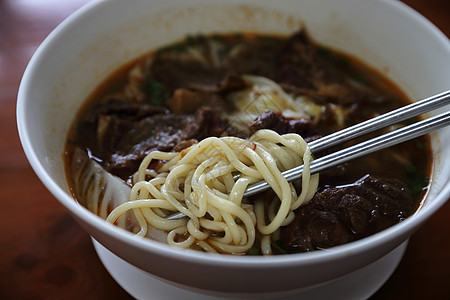 中国牛肉面汤香料木头美食拉面牛肉食物筷子午餐蔬菜桌子图片