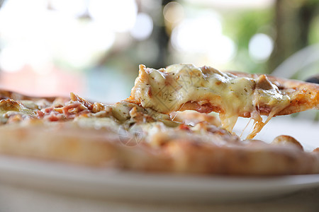配奶酪和番茄酱的披萨火培根食物火腿桌子蔬菜面团垃圾美食熏肉香肠午餐图片