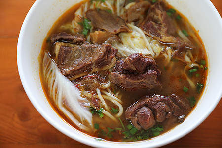 中国牛肉面汤蔬菜木头拉面桌子筷子洋葱肉汤美食食物香料图片