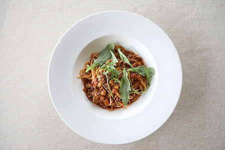 配有小牛肉和番茄酱的布洛格涅斯桌子食物盘子午餐叶子食谱餐厅美食蔬菜牛肉图片