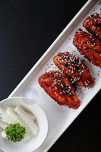 韩国炸鸡和大米炙烤家禽烧烤辣椒餐厅午餐烹饪盘子翅膀美食图片